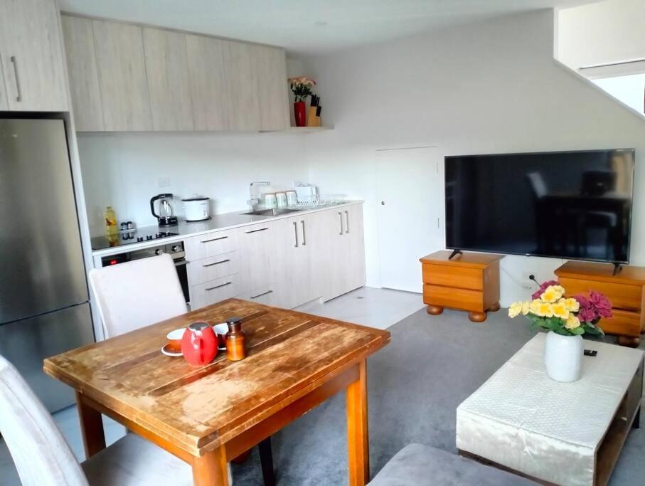 Cozy 2 Bed Cbd Retreat By Latimer Square Holiday home Christchurch