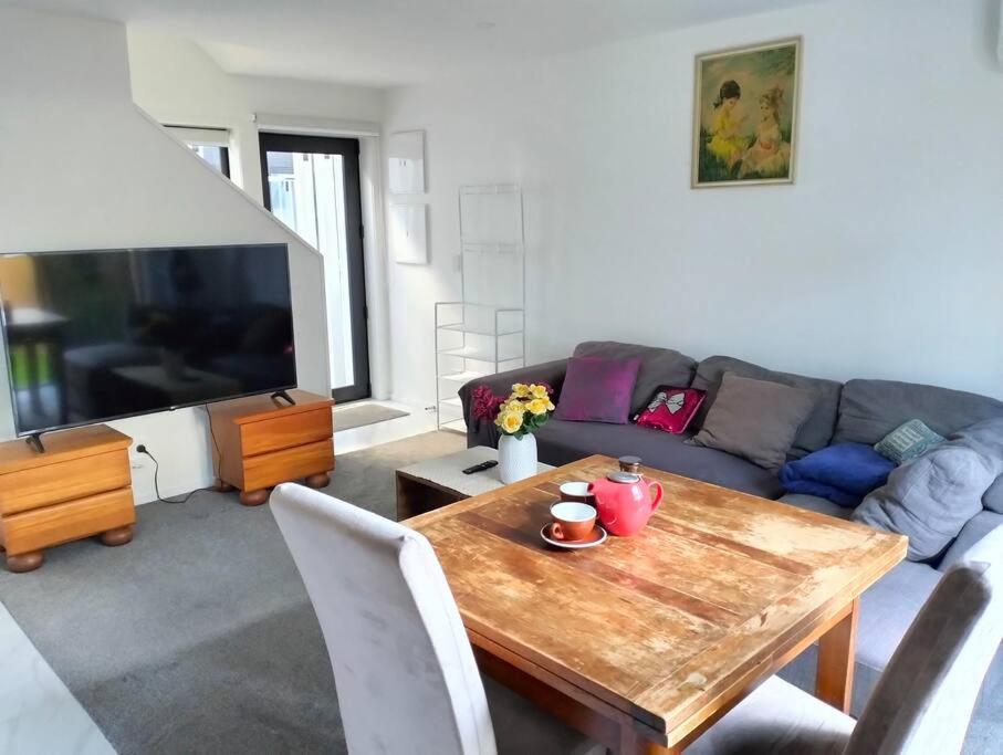 Cozy 2 Bed Cbd Retreat By Latimer Square Holiday home Christchurch
