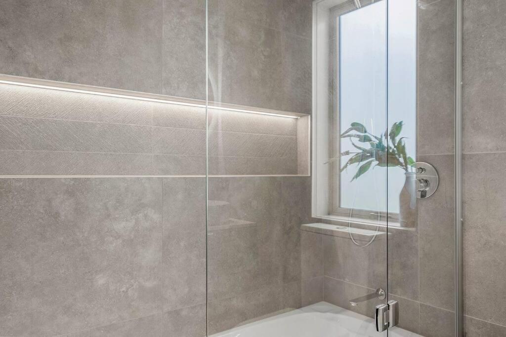 Luxury Three Bedroom Townhouse Downtown *