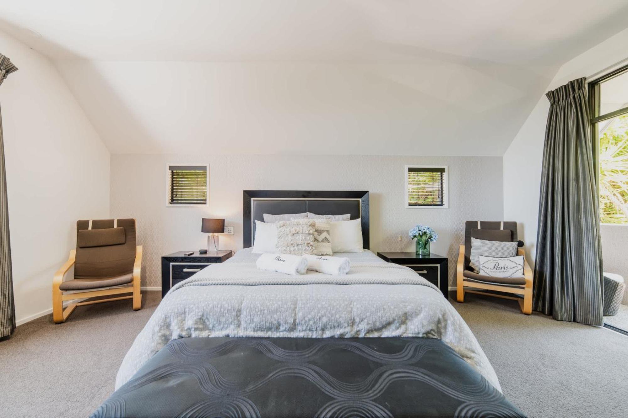 Holiday home Million Dollar Views - Sleeps 12 Christchurch
