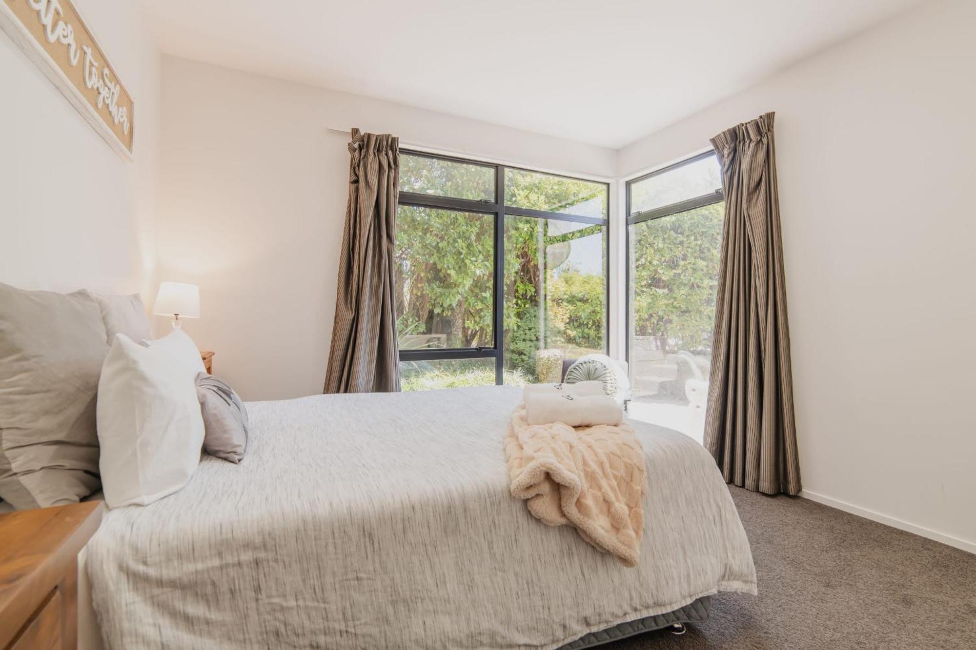 Million Dollar Views - Sleeps 12 * Christchurch