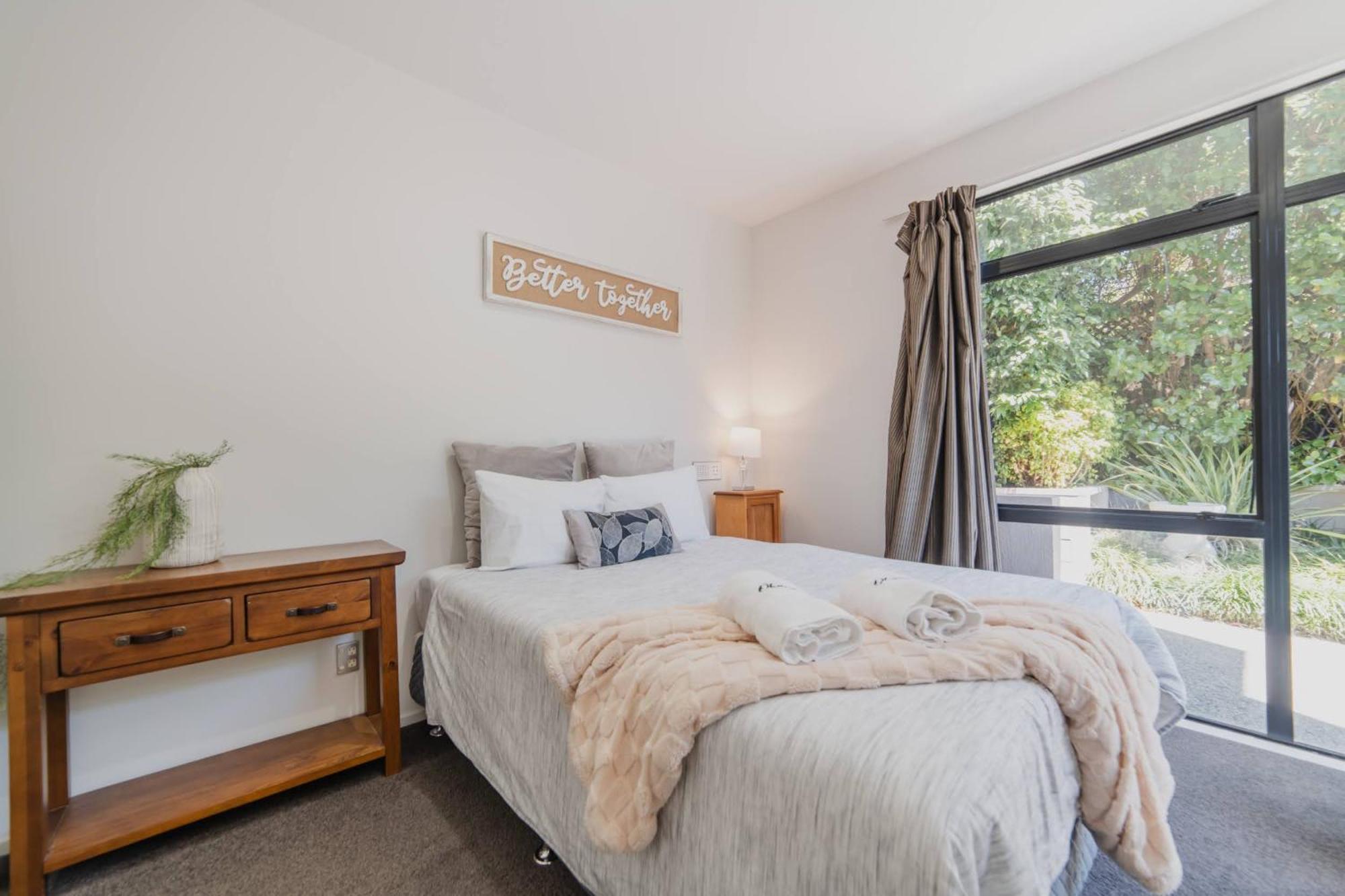 Million Dollar Views - Sleeps 12 Holiday home Christchurch
