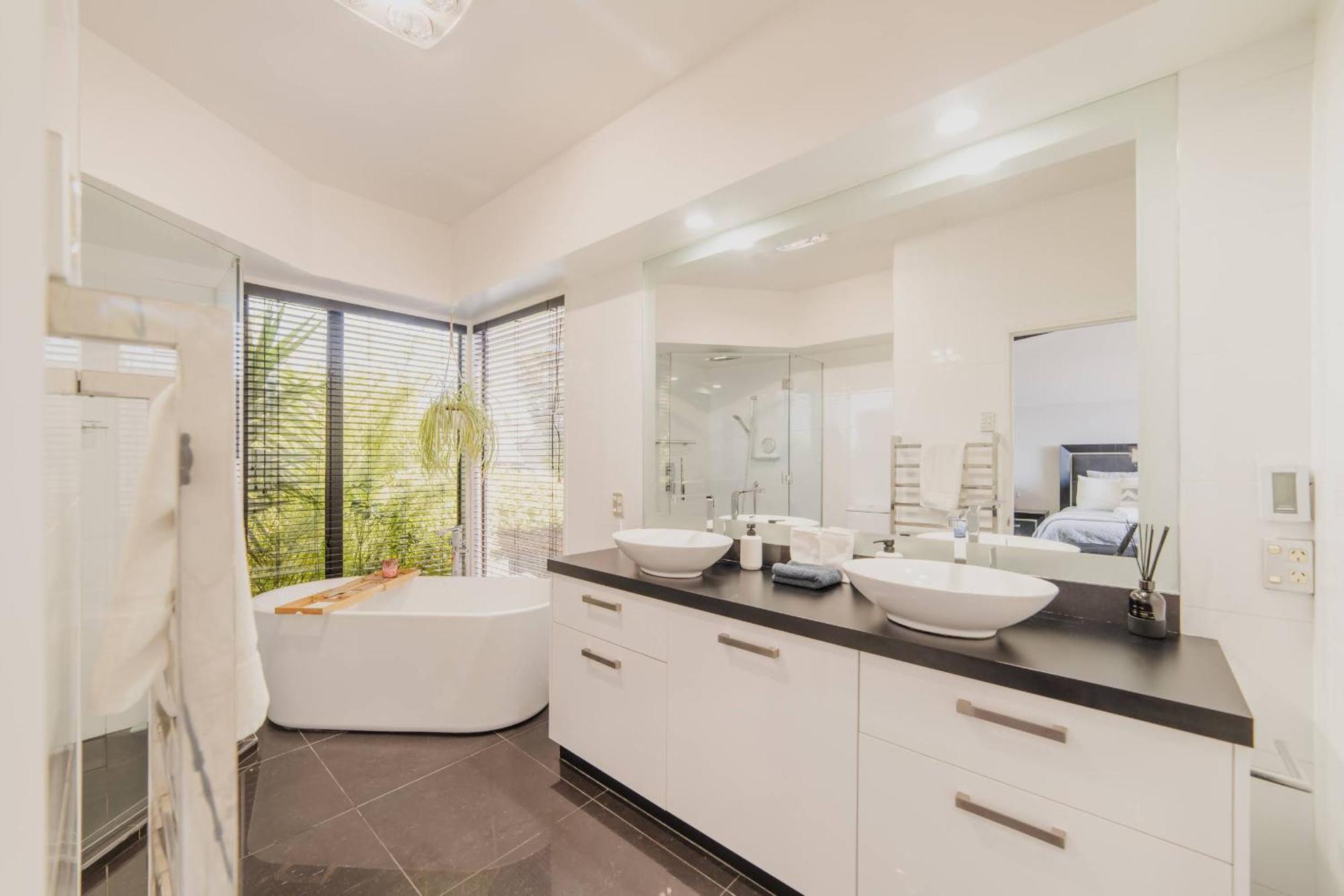 Holiday home Million Dollar Views - Sleeps 12 Christchurch