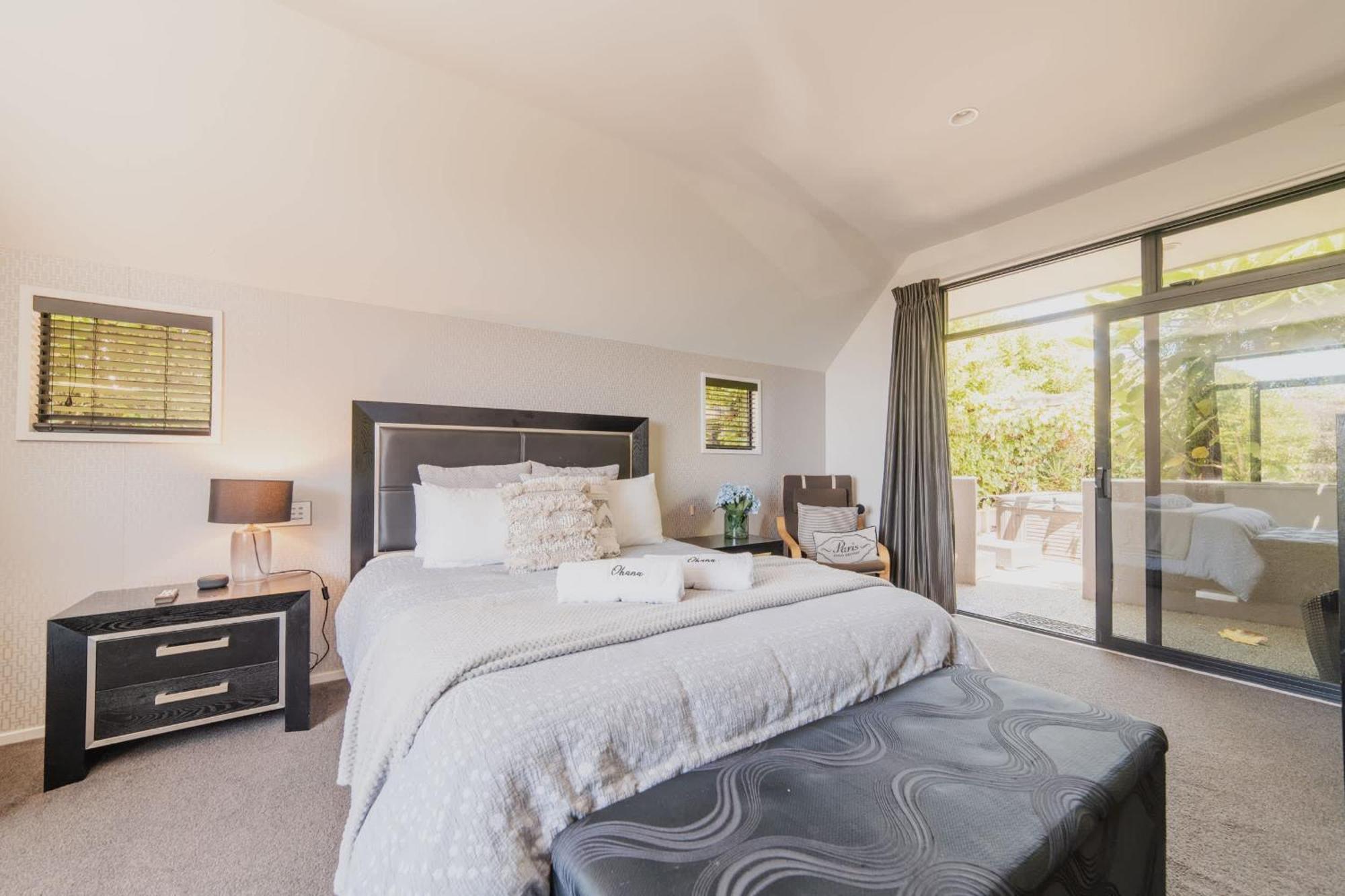 Million Dollar Views - Sleeps 12 * Christchurch