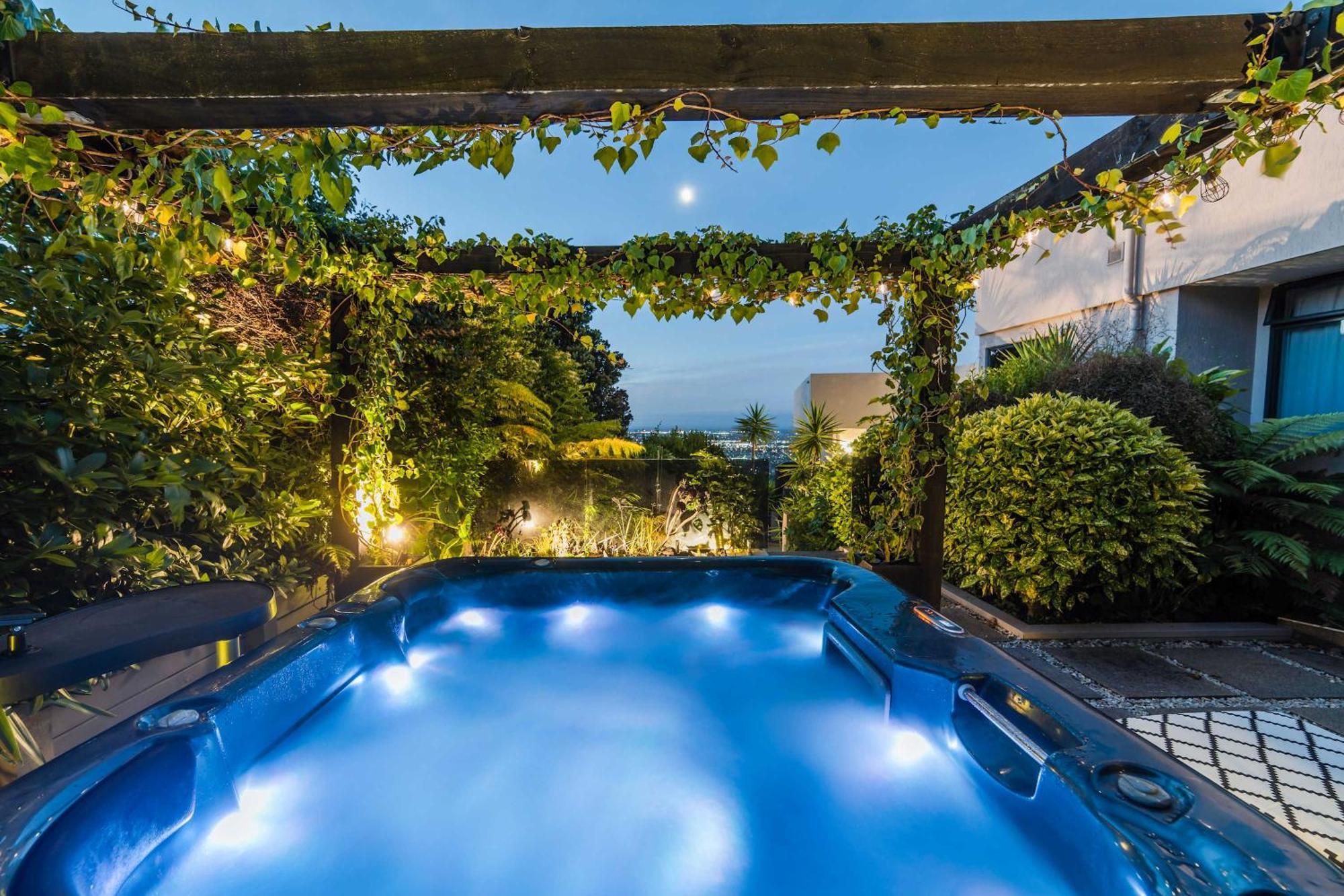 Million Dollar Views - Sleeps 12 * Christchurch