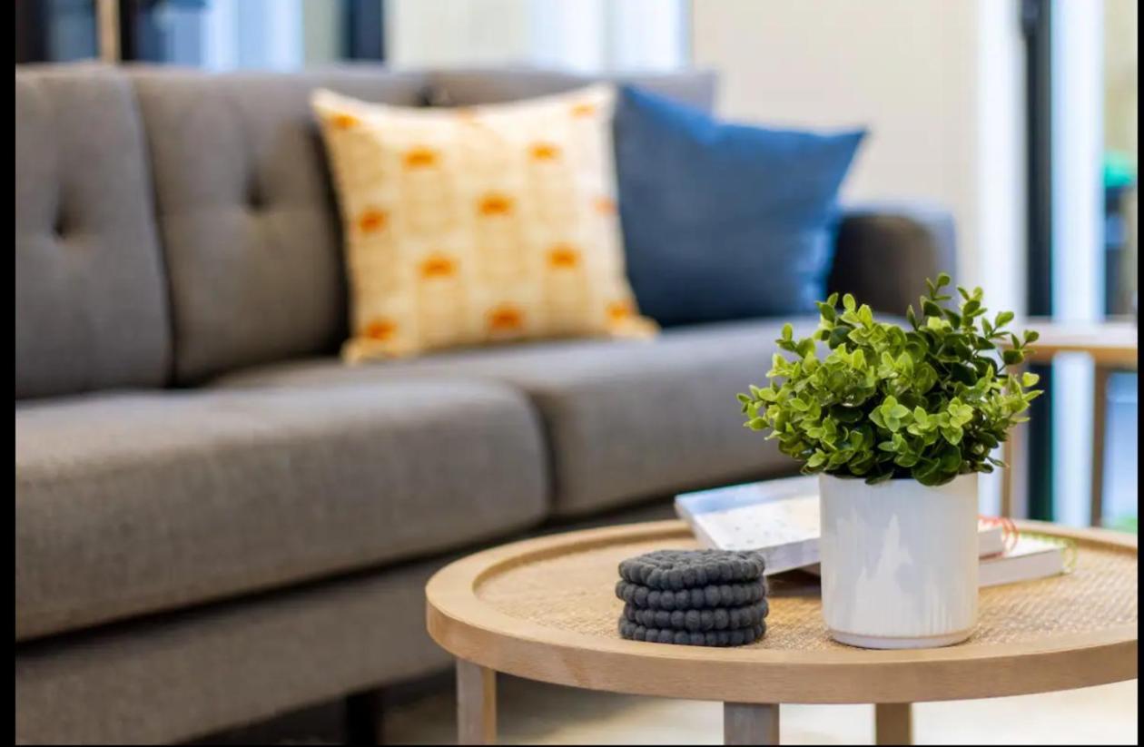 Modern Luxury -cbd Apartment *