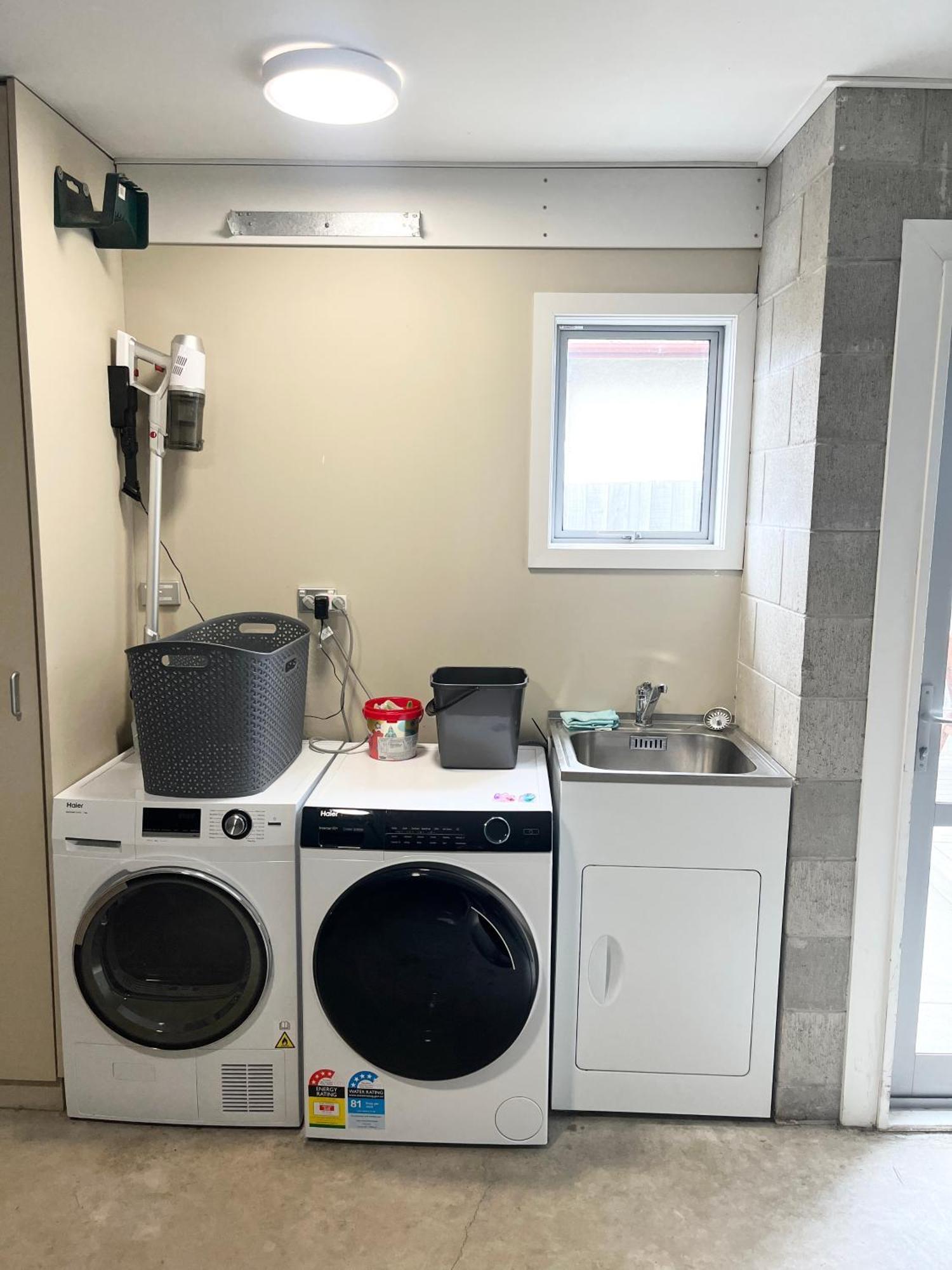 Townhouse Close To Cbd With Onsite Parking And Garaging * Christchurch
