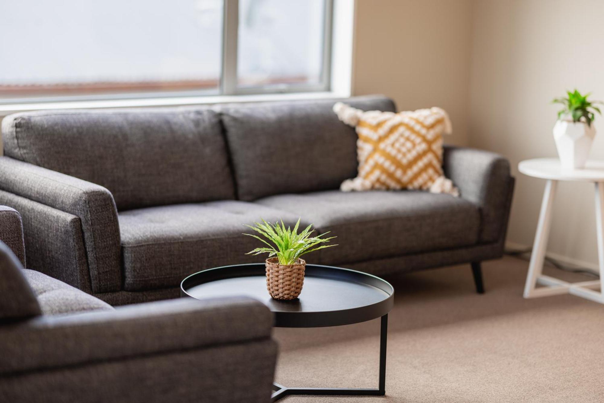 Townhouse Close To Cbd With Onsite Parking And Garaging * Christchurch