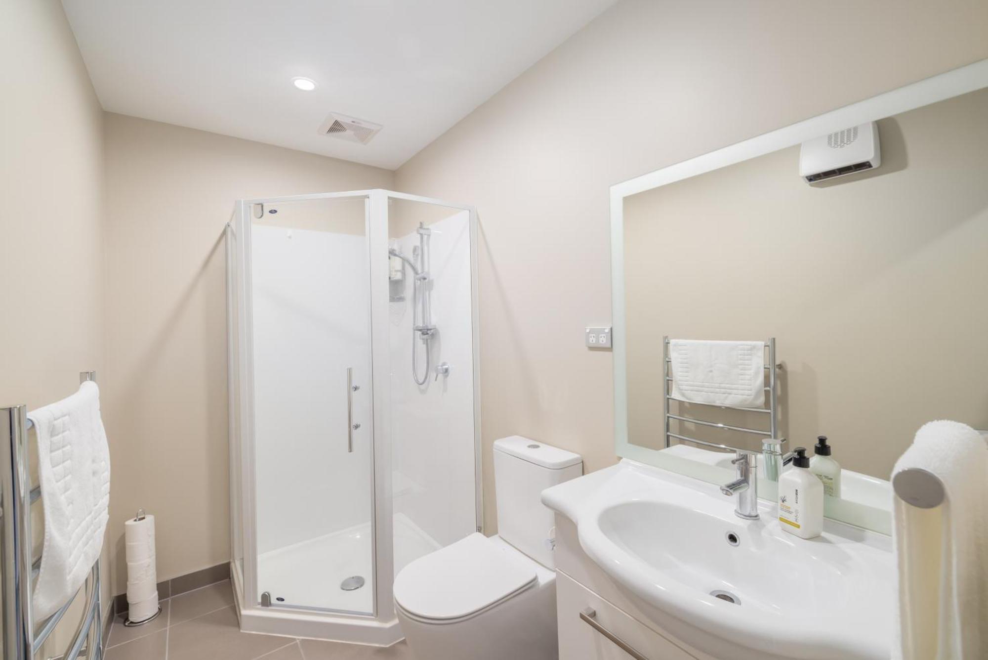 Townhouse Close To Cbd With Onsite Parking And Garaging Apartment Christchurch