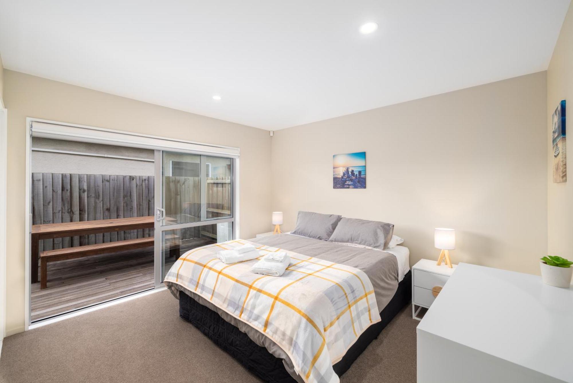 Townhouse Close To Cbd With Onsite Parking And Garaging Christchurch