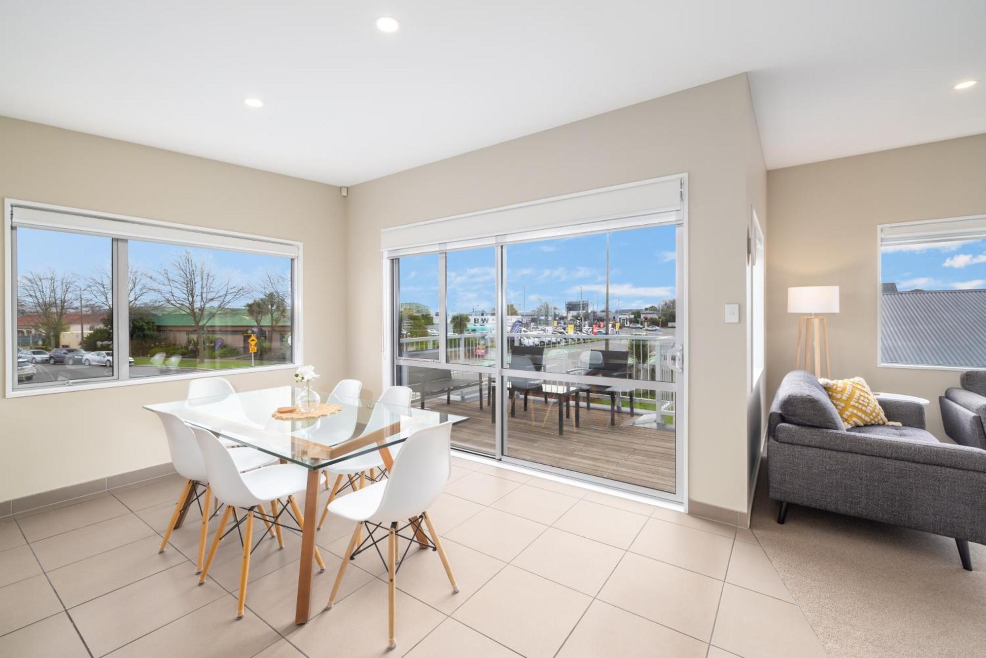 Townhouse Close To Cbd With Onsite Parking And Garaging Apartment Christchurch