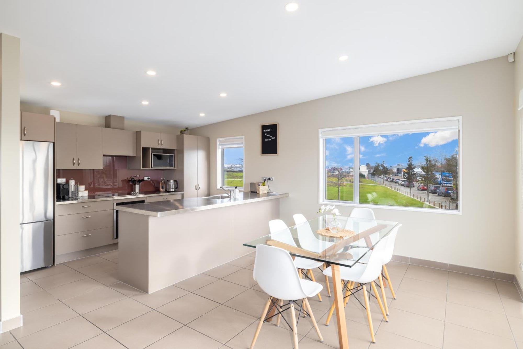 Townhouse Close To Cbd With Onsite Parking And Garaging * Christchurch