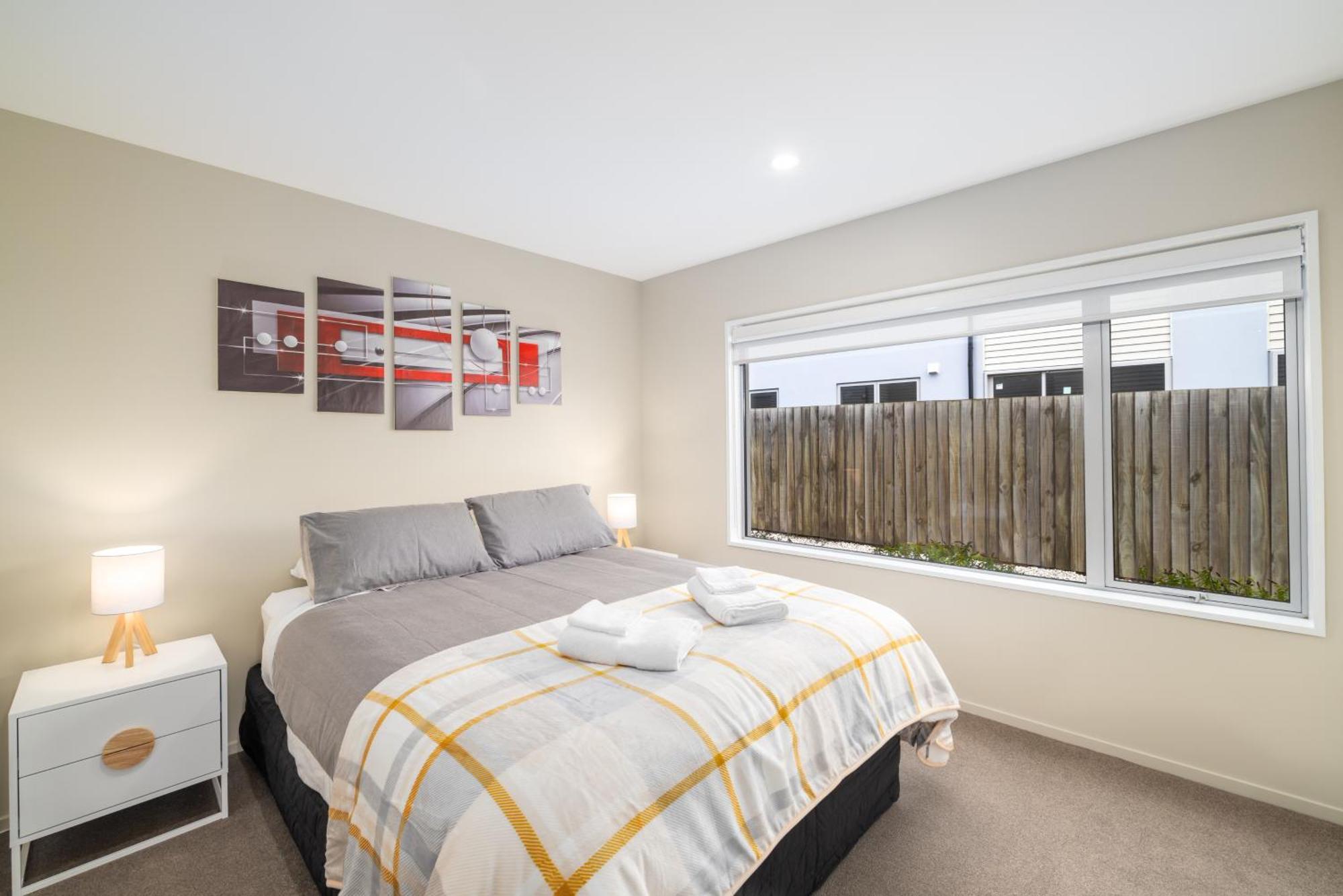 Townhouse Close To Cbd With Onsite Parking And Garaging Apartment