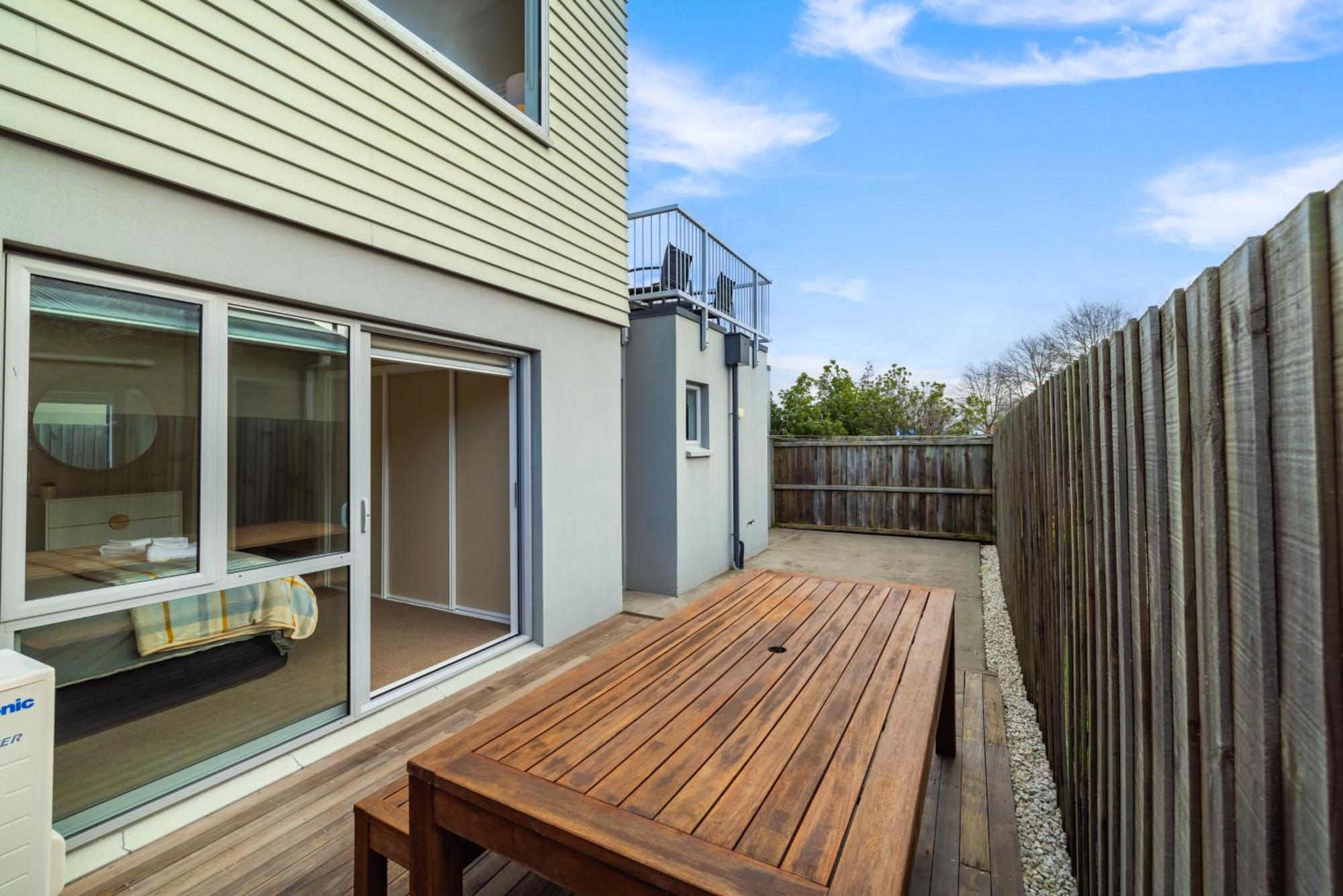 Townhouse Close To Cbd With Onsite Parking And Garaging Apartment *