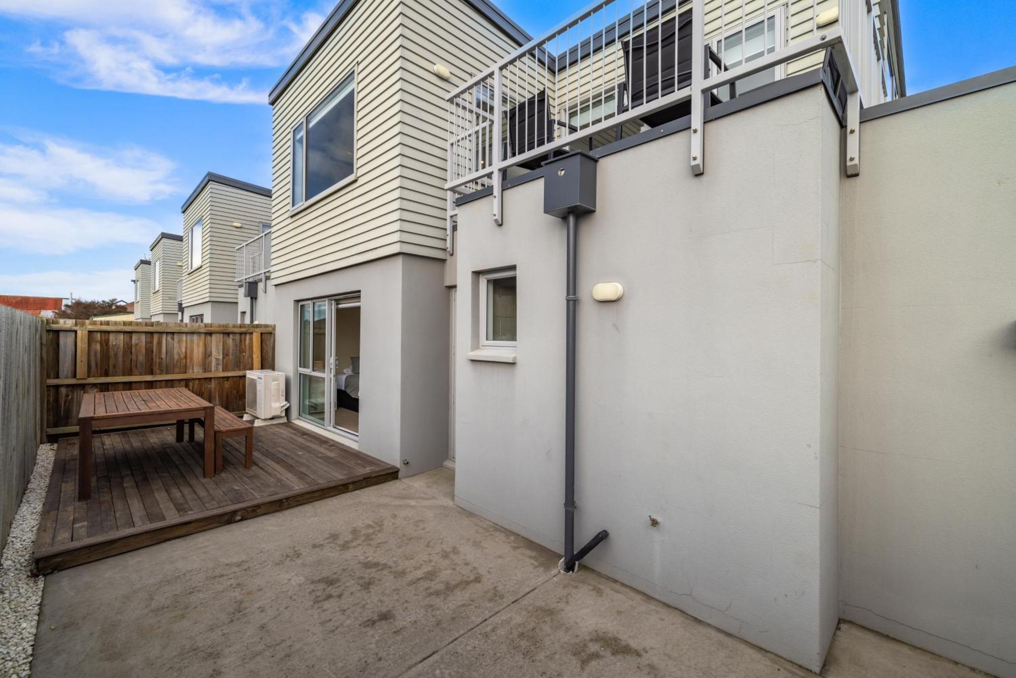 Apartment Townhouse Close To Cbd With Onsite Parking And Garaging *