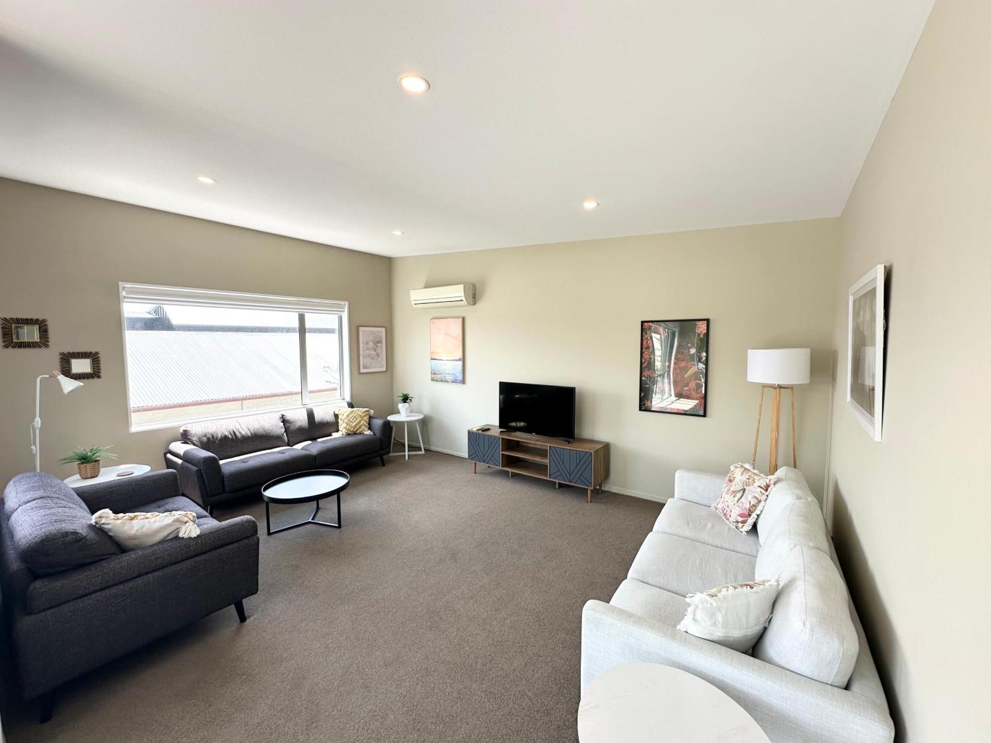 Townhouse Close To Cbd With Onsite Parking And Garaging * Christchurch