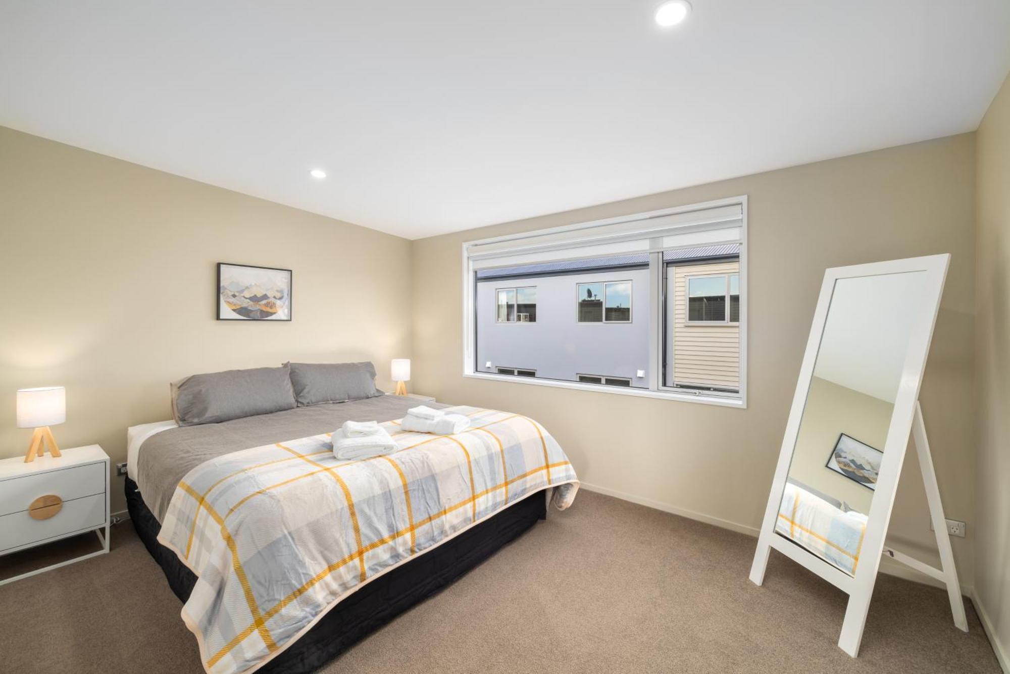 Townhouse Close To Cbd With Onsite Parking And Garaging * Christchurch