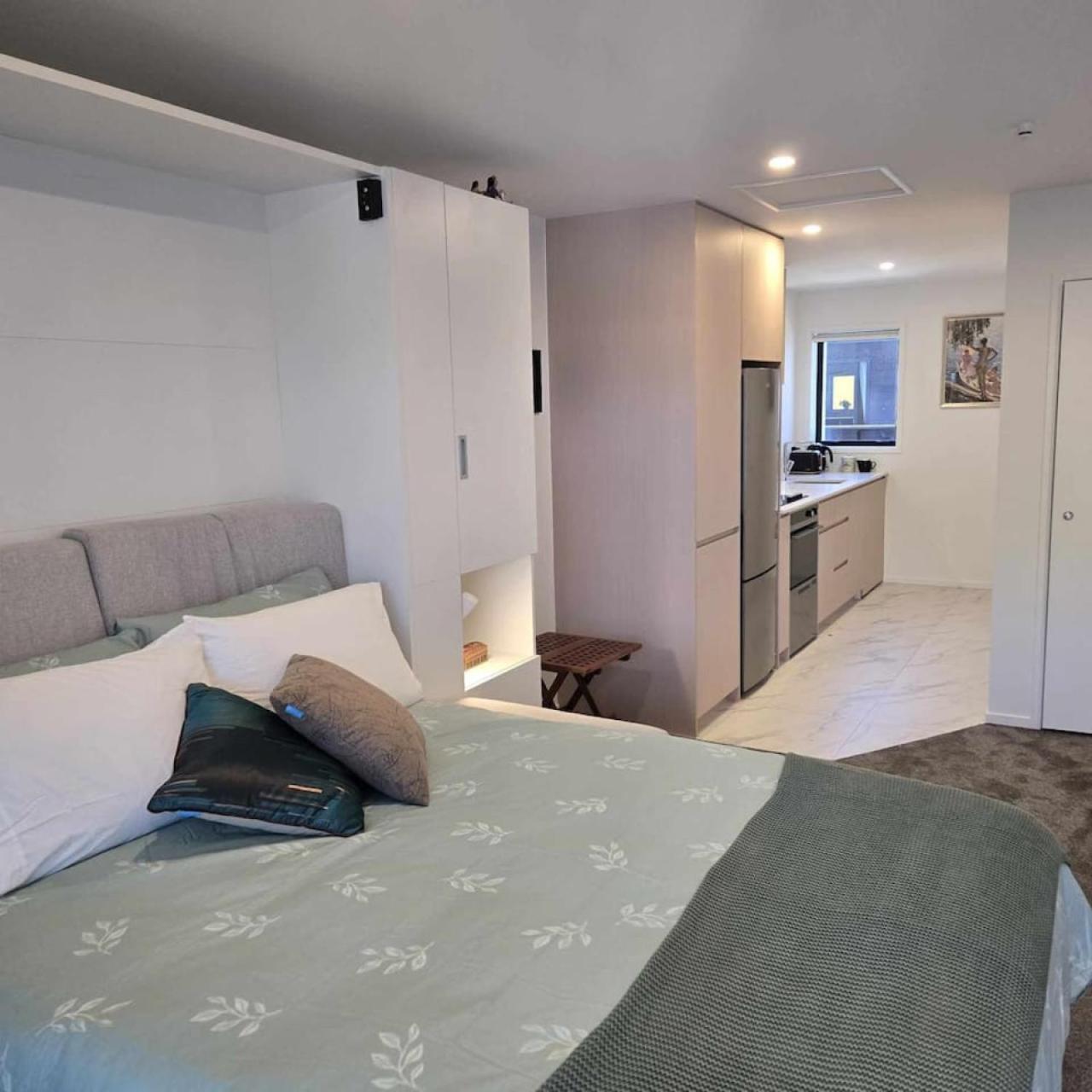 Bath Street 102 Apartment