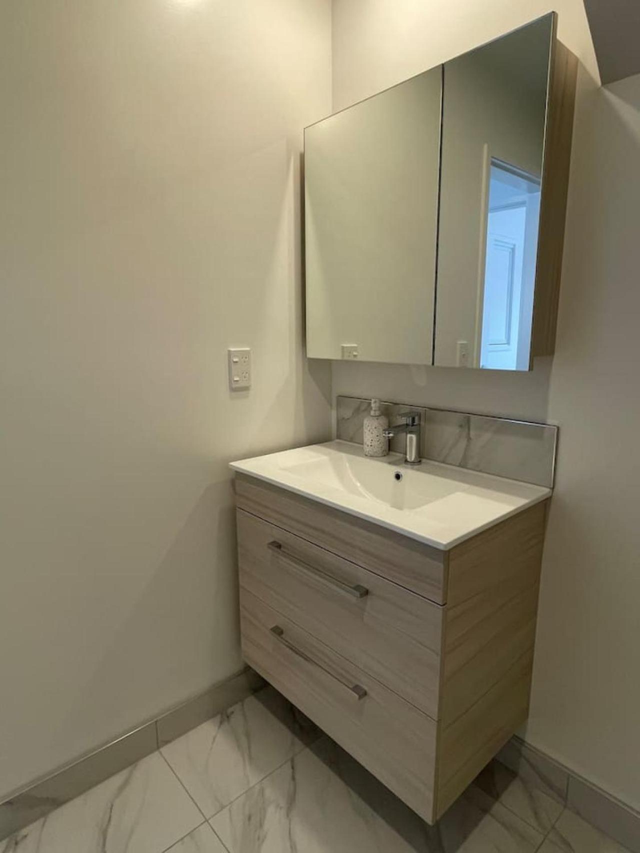 Cbd 4 - 2 Bed 2 Bath Apartment *
