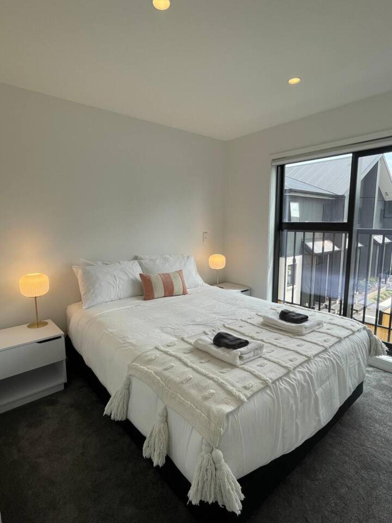 Cbd 5 - 2 Bed 2 Bath Apartment *