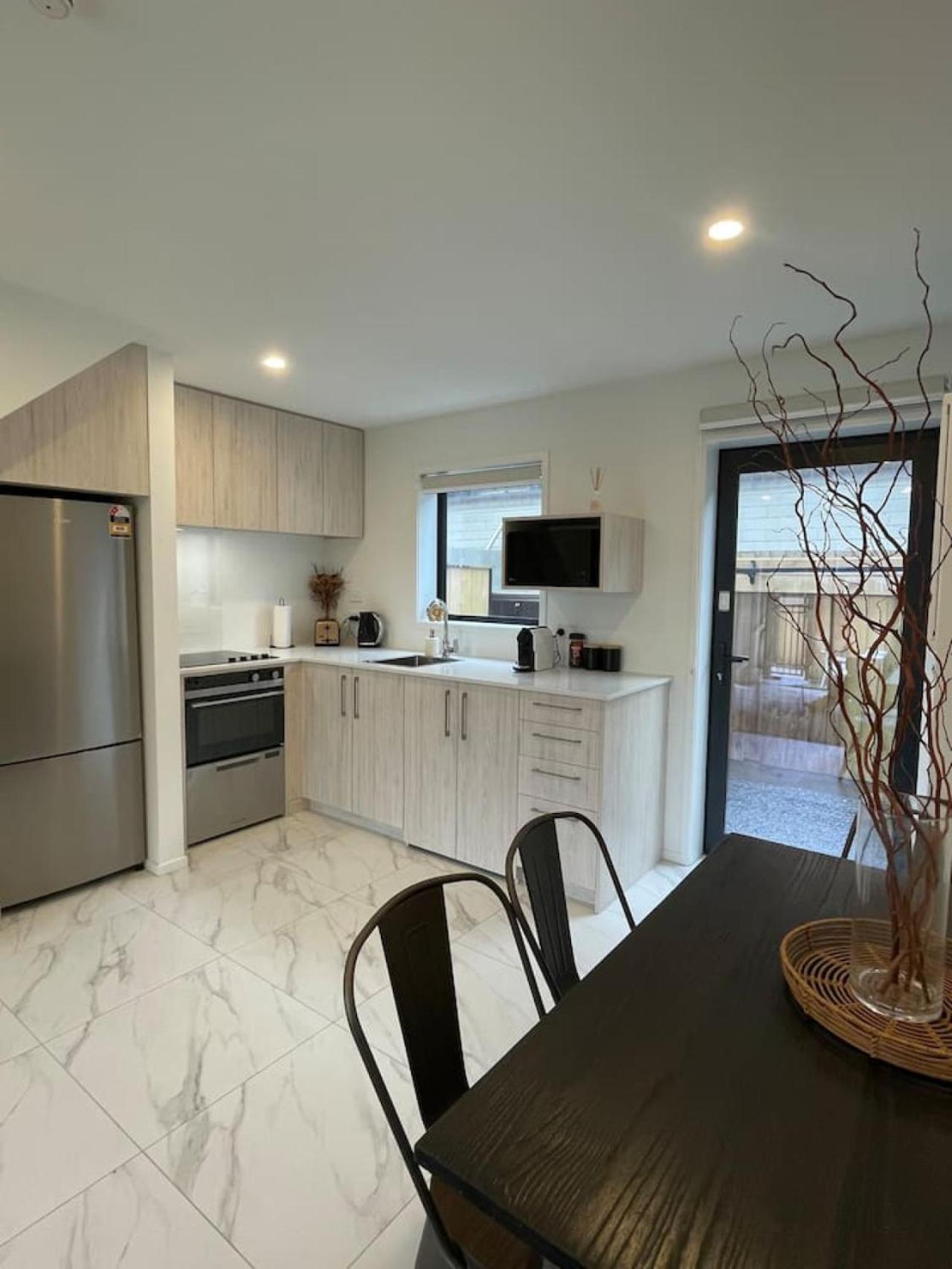 Cbd 5 - 2 Bed 2 Bath Apartment *