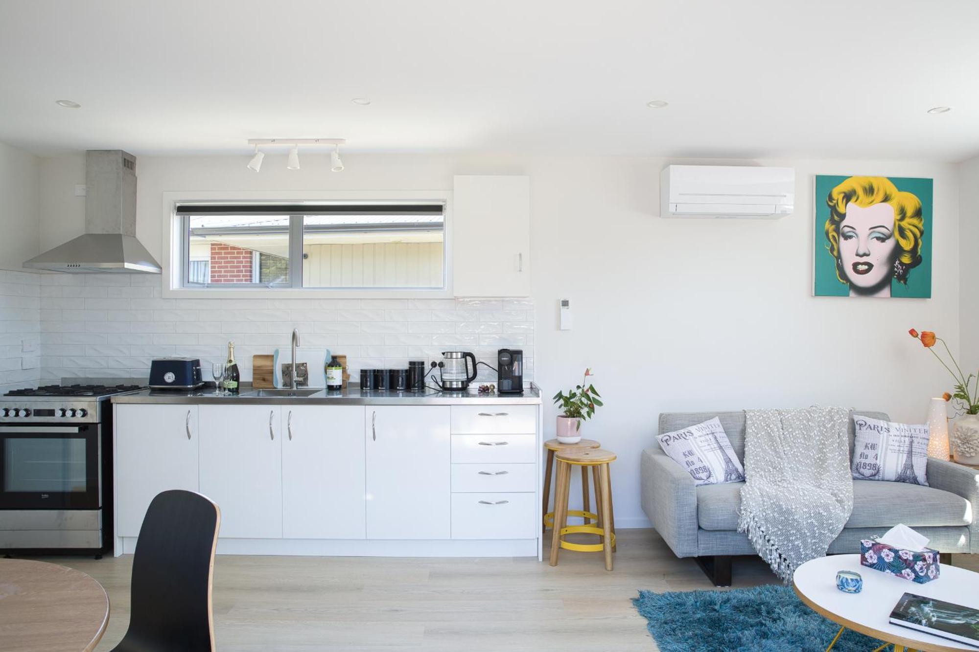 Classy Modern Unit Close To Airport, Shops And Bus *