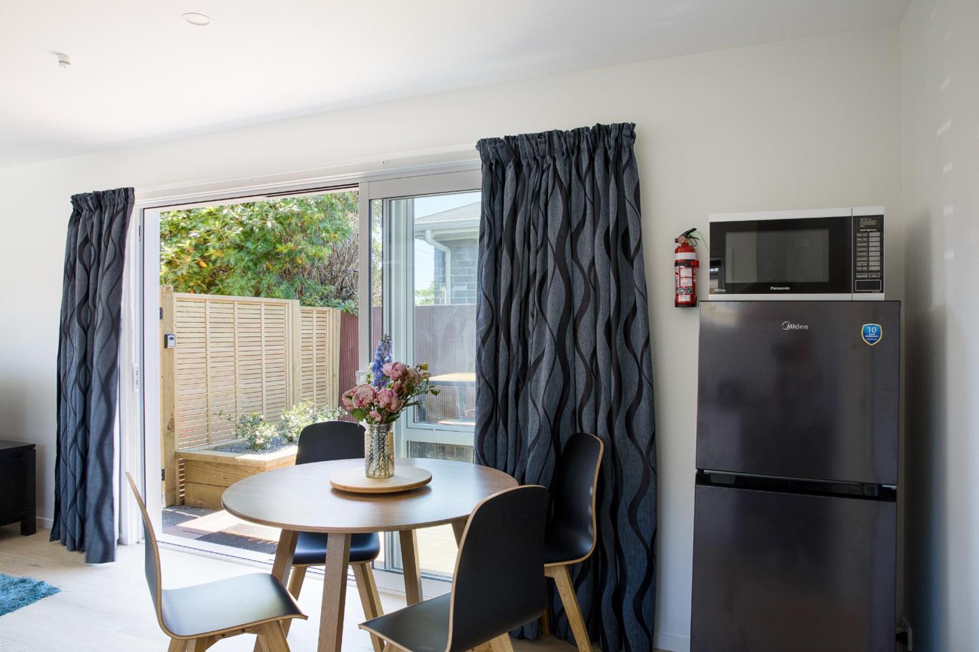 Classy Modern Unit Close To Airport, Shops And Bus Holiday home