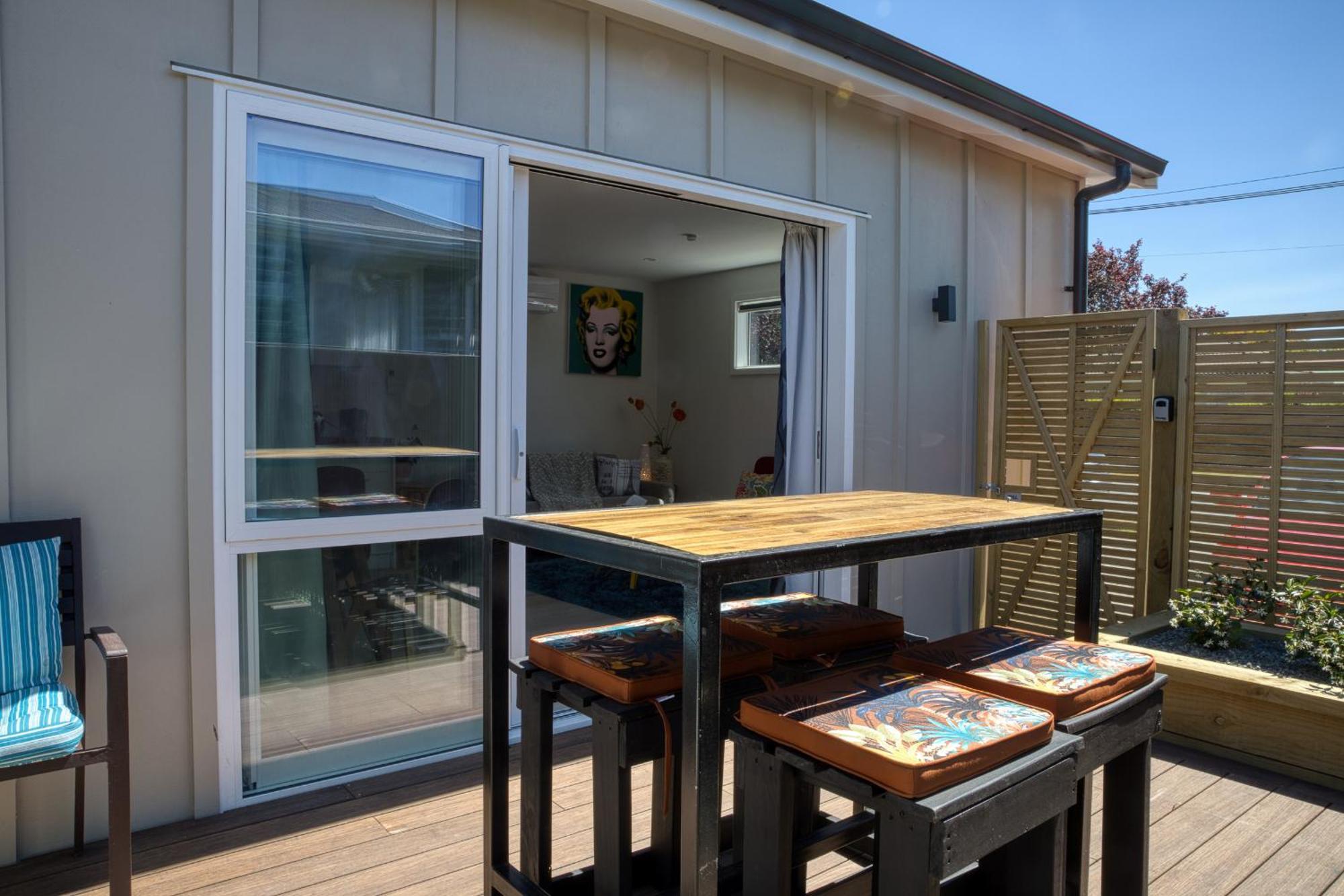 Classy Modern Unit Close To Airport, Shops And Bus *
