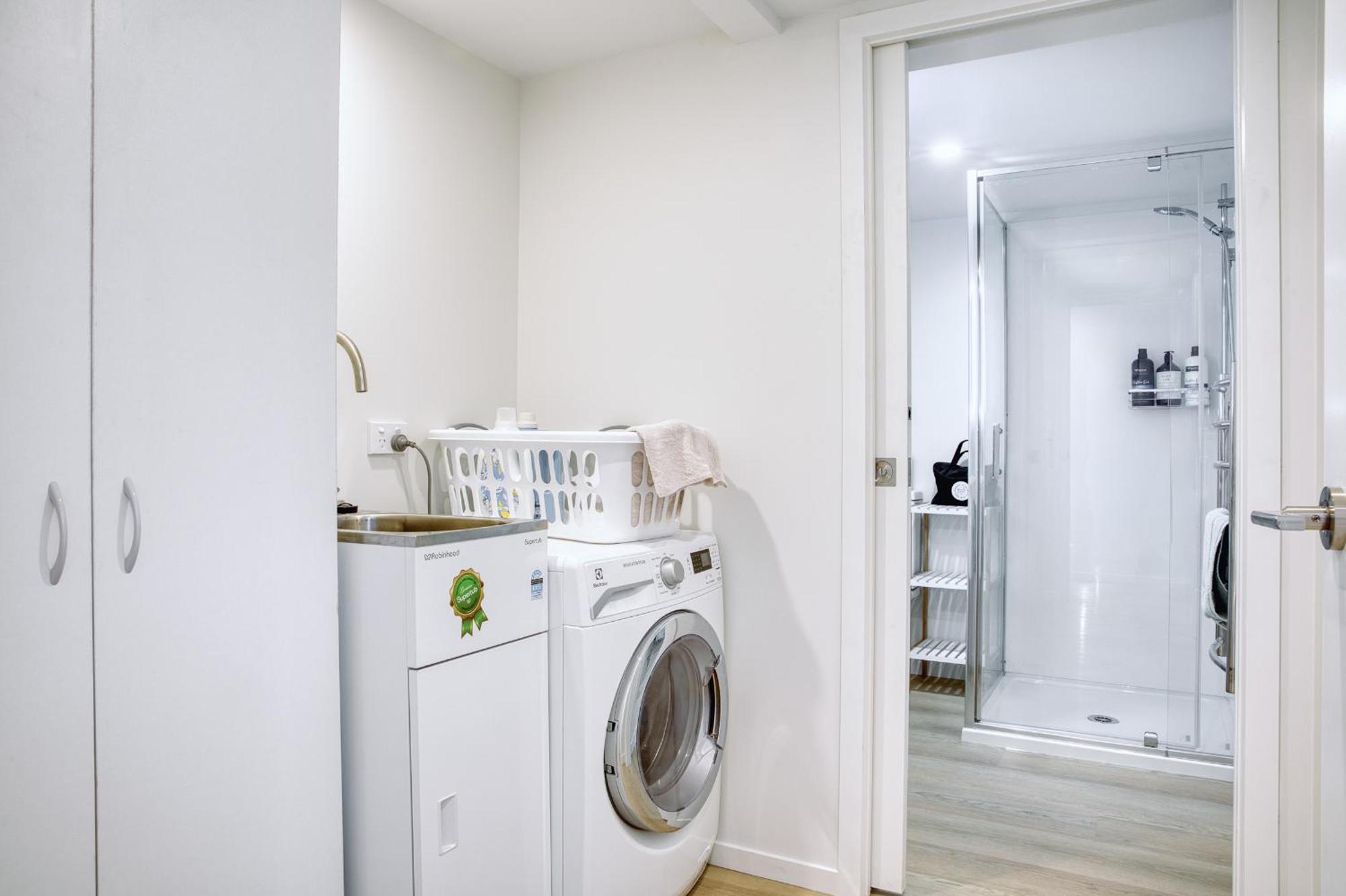 Classy Modern Unit Close To Airport, Shops And Bus