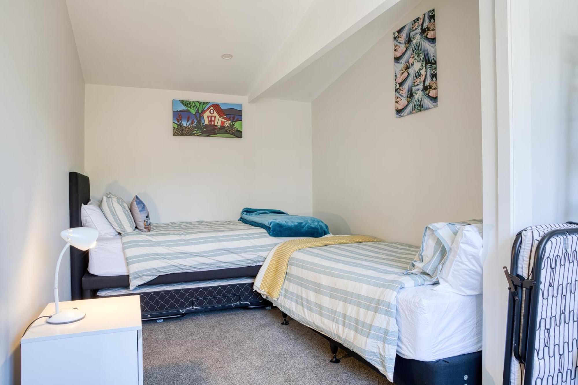 Classy Modern Unit Close To Airport, Shops And Bus Holiday home
