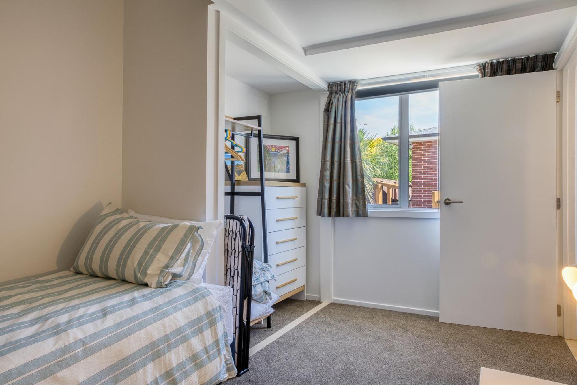 Classy Modern Unit Close To Airport, Shops And Bus
