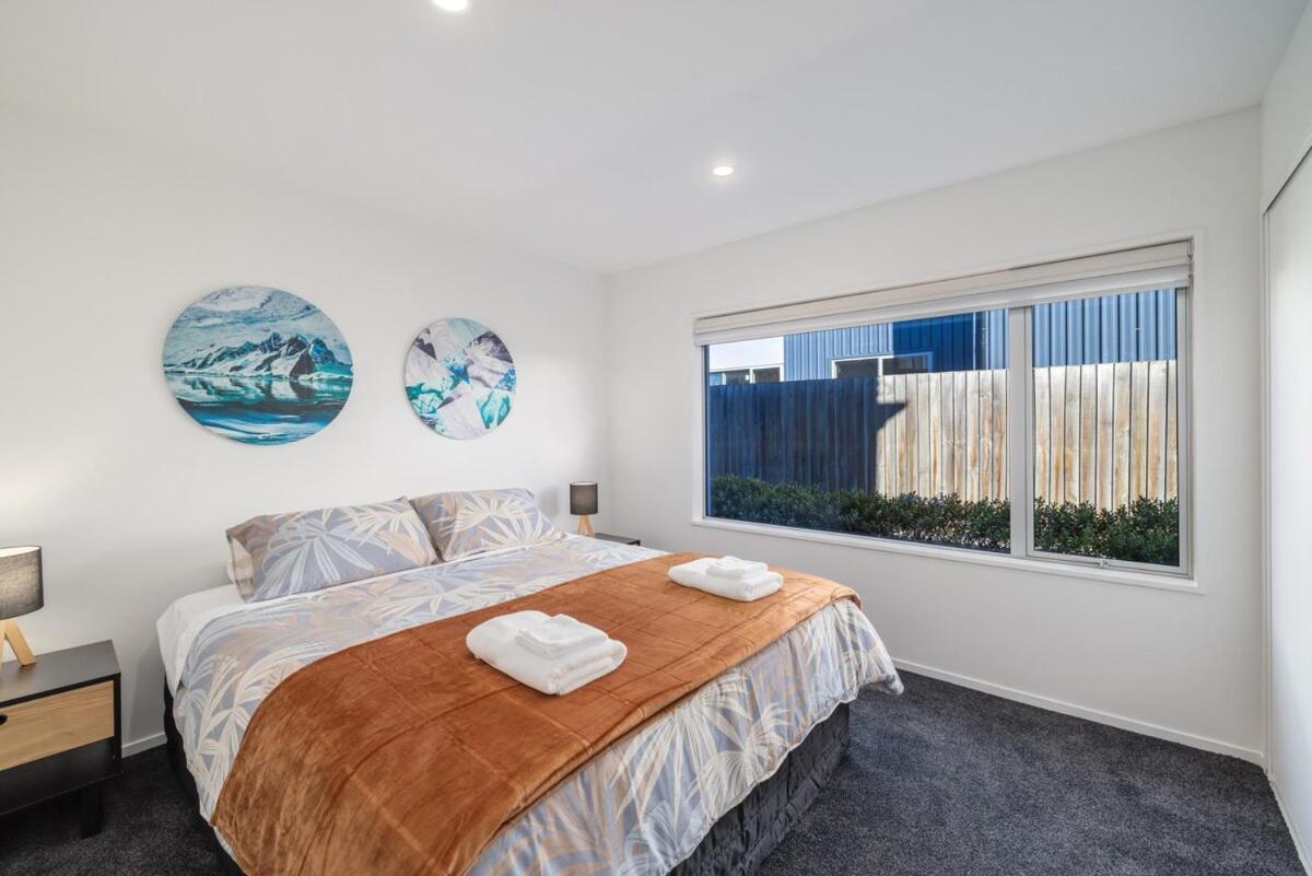 Large Townhouse Double Garage Additional Parking Full Kitchen And Dining Apartment