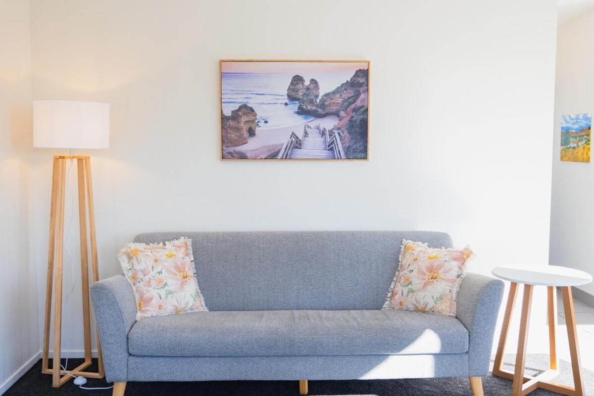 Large Townhouse Double Garage Additional Parking Full Kitchen And Dining Apartment