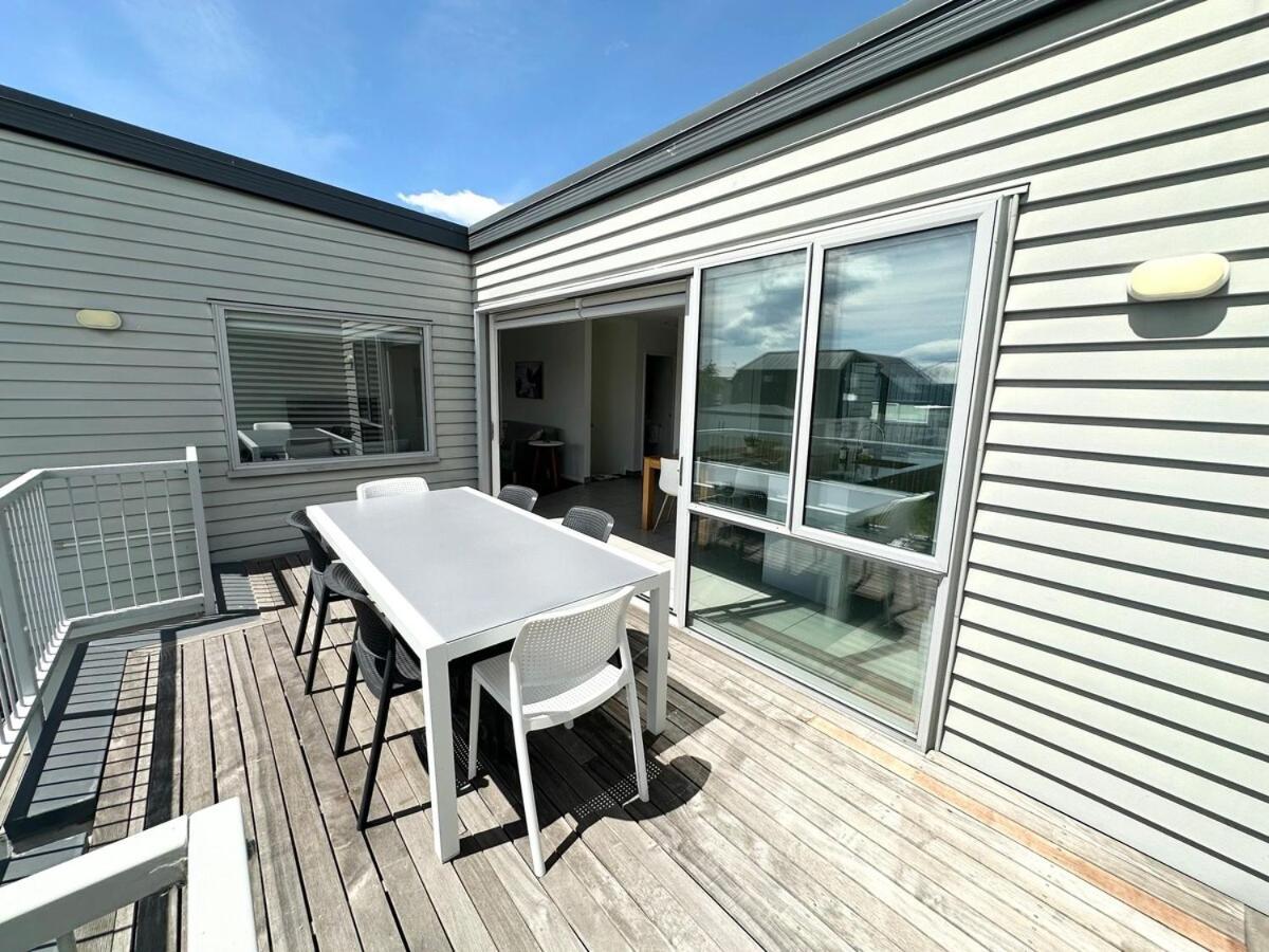 Large Townhouse Double Garage Additional Parking Full Kitchen And Dining Christchurch