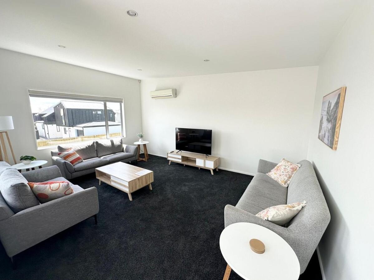 Apartment Large Townhouse Double Garage Additional Parking Full Kitchen And Dining *