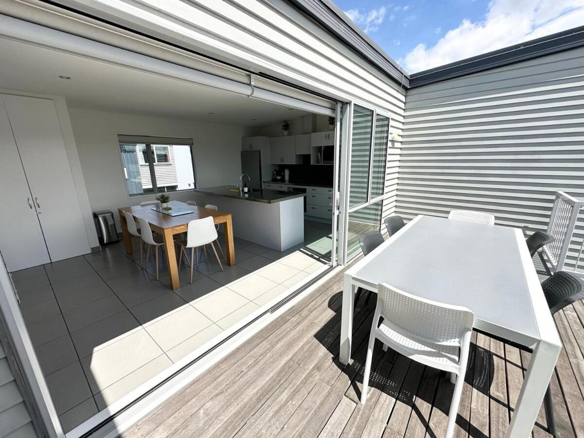 Large Townhouse Double Garage Additional Parking Full Kitchen And Dining Apartment Christchurch