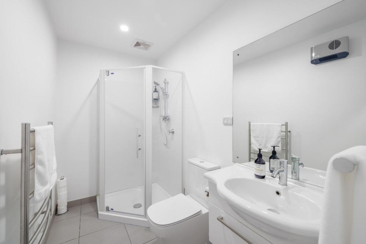 Apartment Large Townhouse Double Garage Additional Parking Full Kitchen And Dining Christchurch