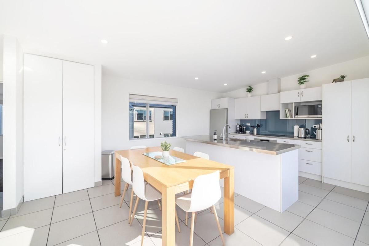 Large Townhouse Double Garage Additional Parking Full Kitchen And Dining Apartment *