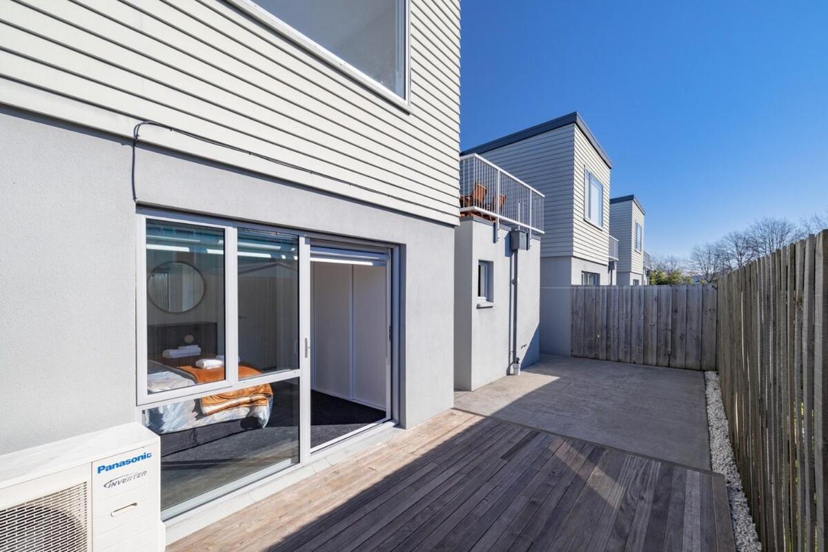 Large Townhouse Double Garage Additional Parking Full Kitchen And Dining *