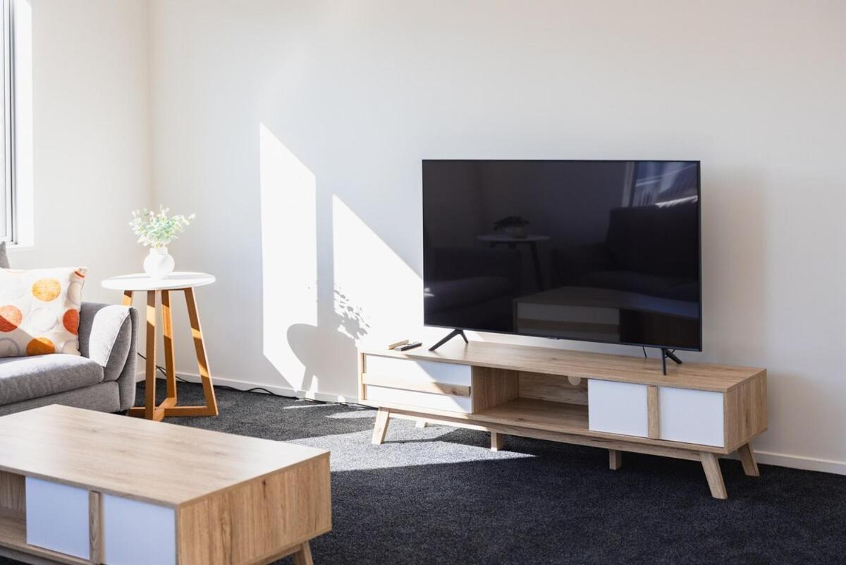Large Townhouse Double Garage Additional Parking Full Kitchen And Dining Christchurch