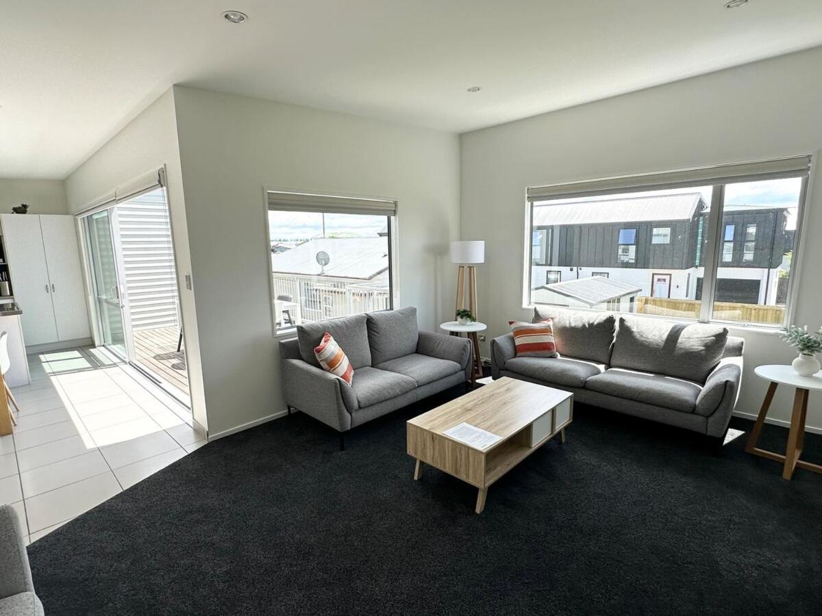 Large Townhouse Double Garage Additional Parking Full Kitchen And Dining * Christchurch