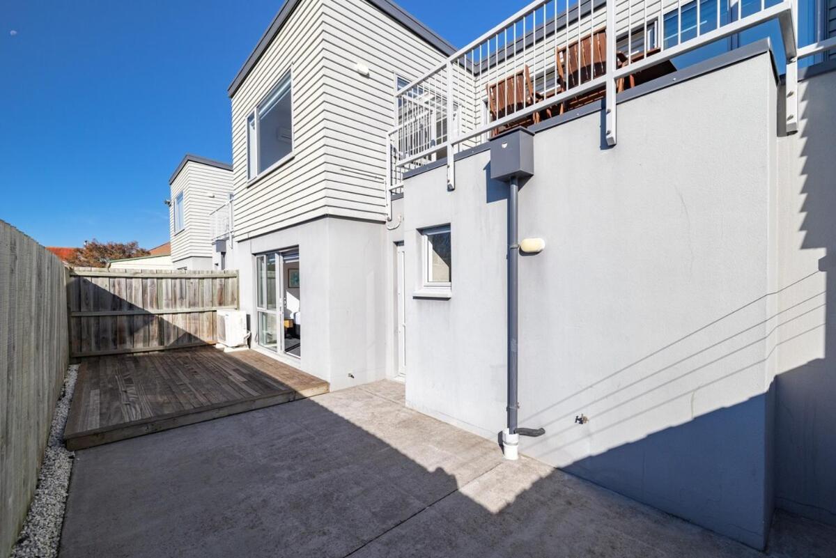Large Townhouse Double Garage Additional Parking Full Kitchen And Dining