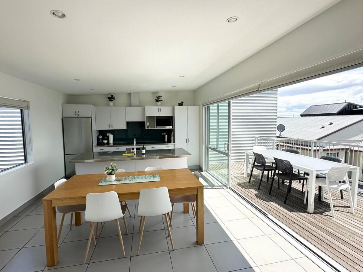 Apartment Large Townhouse Double Garage Additional Parking Full Kitchen And Dining *