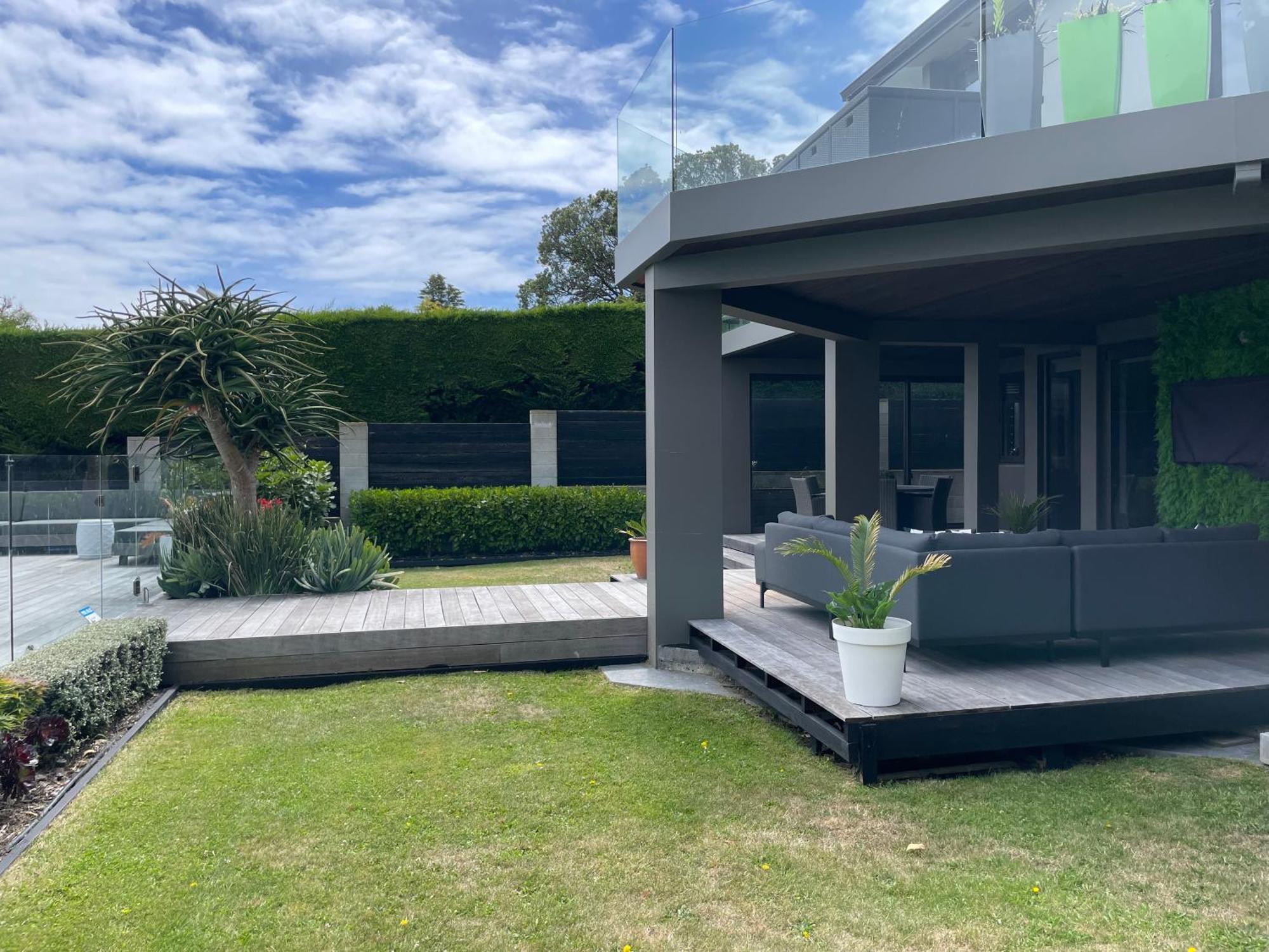 Luxury 2 Bdrm Ground Level With Private Pool Located On Scarborough Hill Sumner *