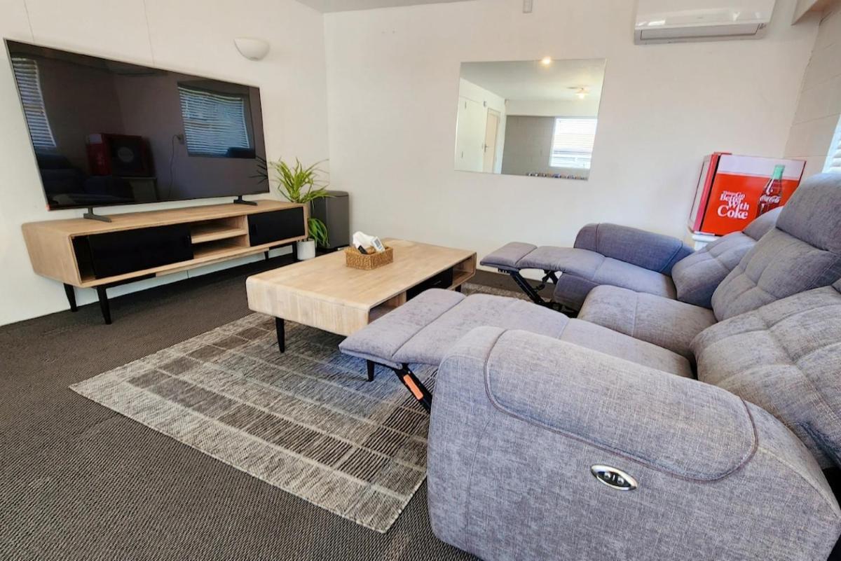 Spacious 5bdr 2ba 2lr Sleepout Family Holiday home *