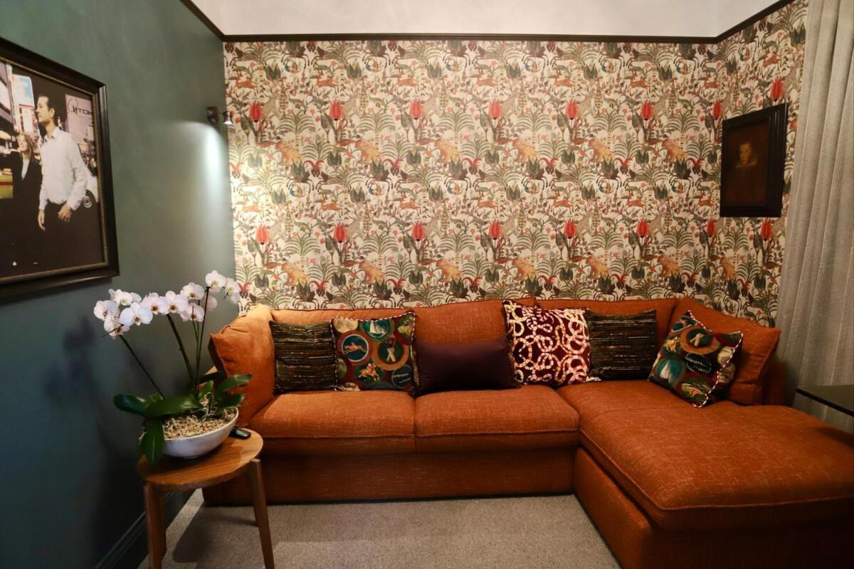 Villa Casterton Cottage, Paradise Garden With & Pool