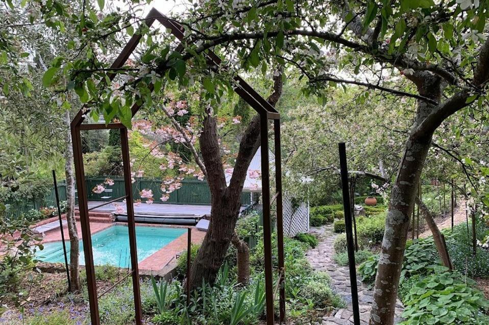 Casterton Cottage, Paradise Garden With & Pool