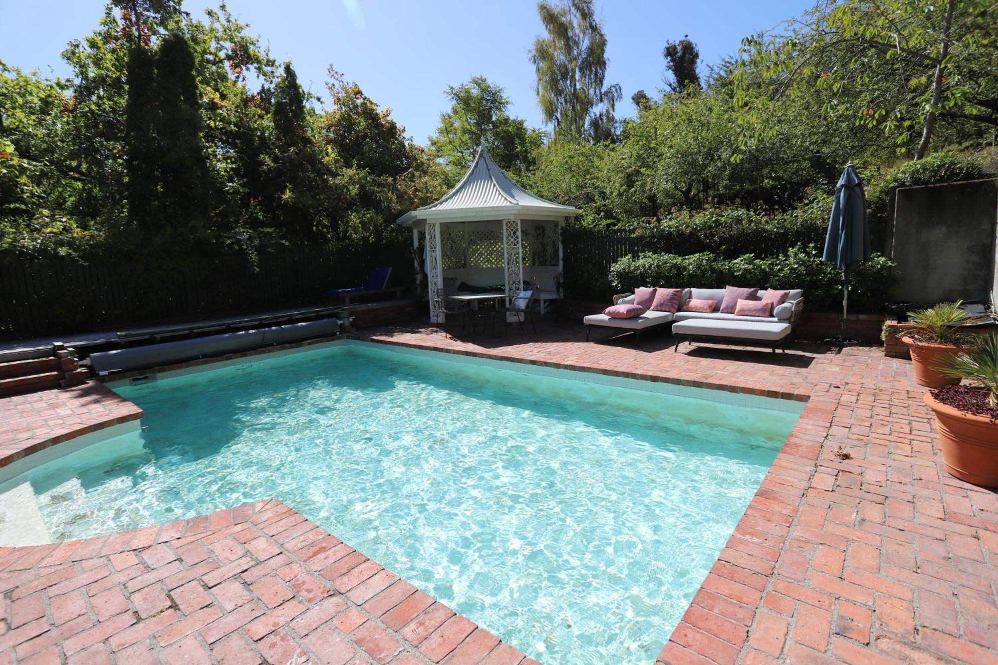 Villa Casterton Cottage, Paradise Garden With & Pool