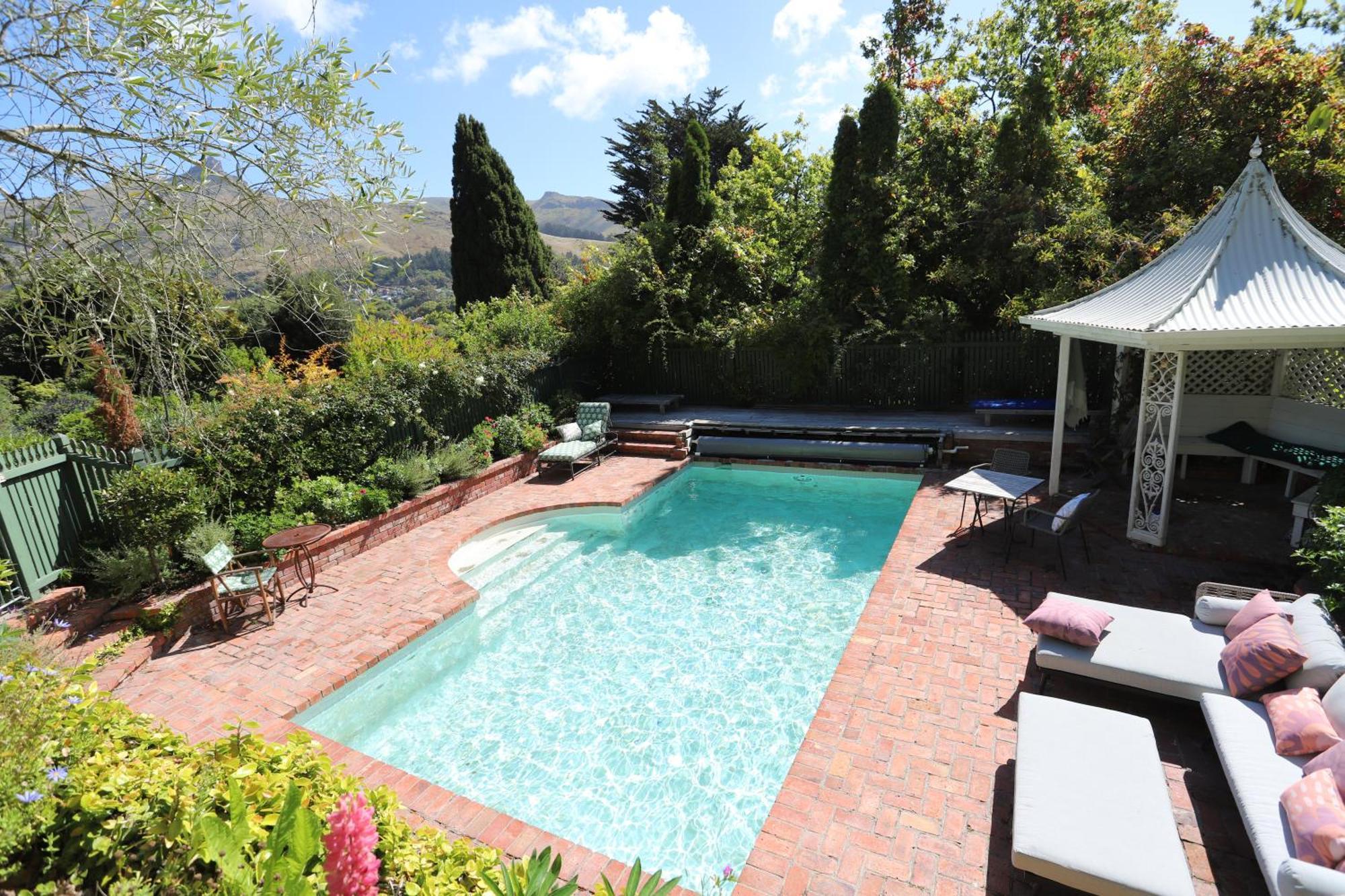 Villa Casterton Cottage, Paradise Garden With & Pool *