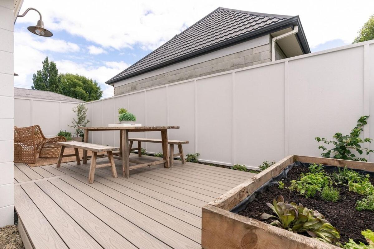 Riverside Retreat On Terrace
